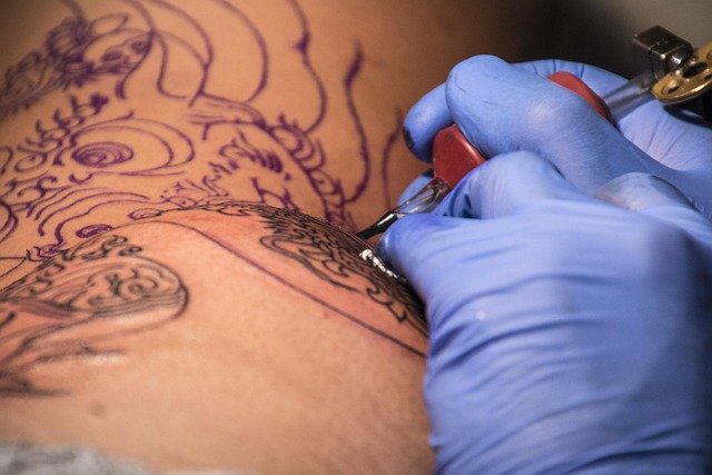 Guantes de Nitrilo para Tatuaje: Grosor Óptimo, Resistencia a Punción, Protección Artista y Cliente, Certificaciones Sanitarias